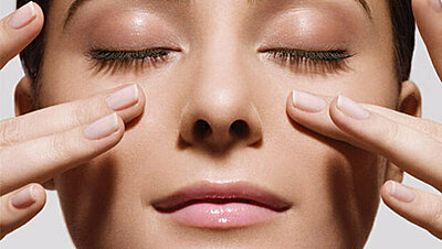 Video: A Five-Minute Facial Massage for a Guaranteed Younger Look