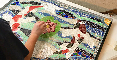 Video: Create a Lovely Mosaic Panel out of a Broken Dish Like This!