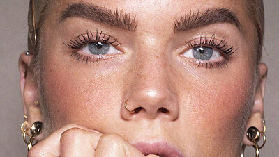 6 Different Tutorials Showing You How to Make Fake Freckles