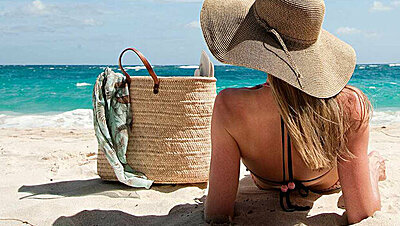 10 Beach Bag Essentials for Your Weekend