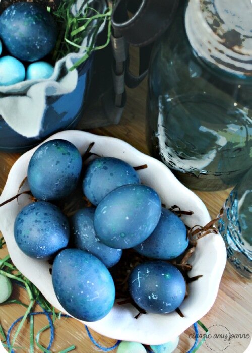 تلوين البيض بدرجات البنفسجي والأزرق