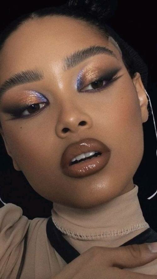 90s makeup trend overlined lips