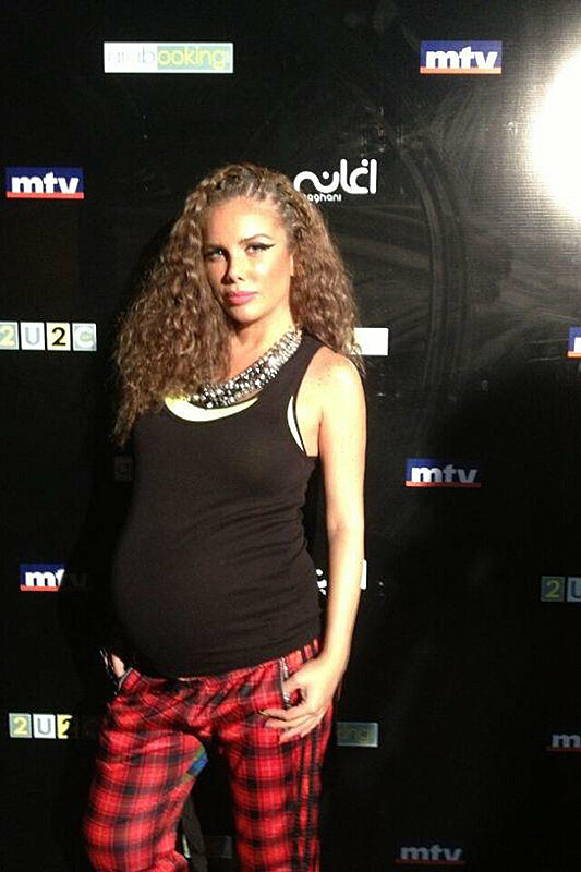 أزياء النجمة نيكول سابا خلال الحمل