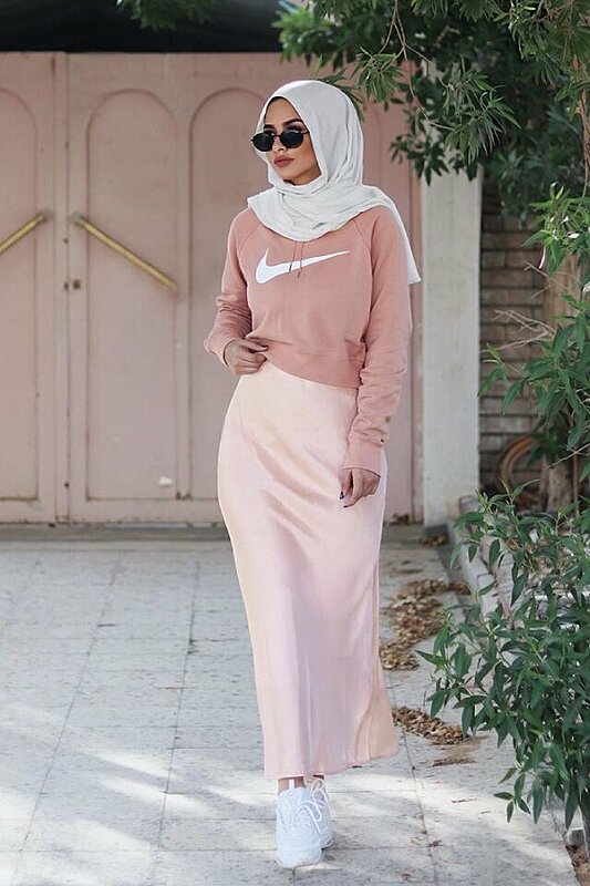 نصائح هامة لارتداء التنورة الستان مع الحجاب حسب ذوقك