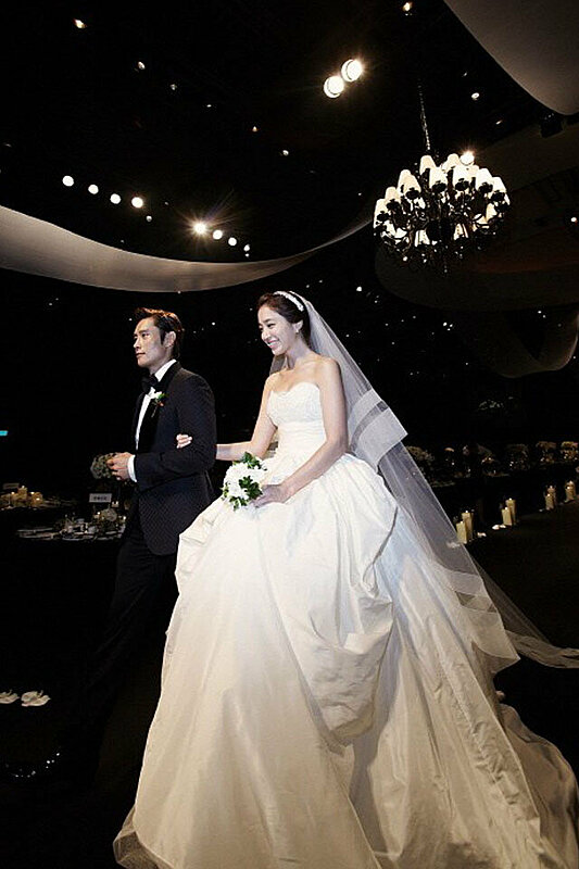 الفنانة الكورية لي مين جونغ ترتدي ثلاثة فساتين في زفافها