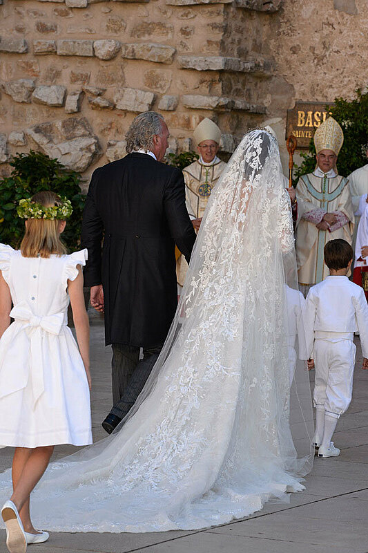 كلير لادماخر تتزوج أمير لوكسمبورغ بفستان زفاف من إيلي صعب