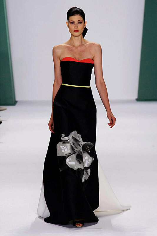 فساتين مجسّمة تظهر في عرض أزياء كارولينا هيريرا لربيع ٢٠١٥