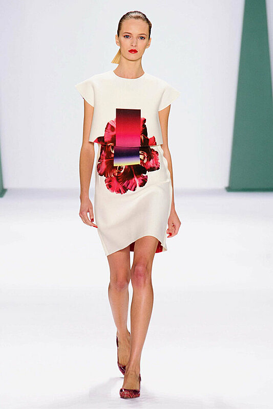 فساتين مجسّمة تظهر في عرض أزياء كارولينا هيريرا لربيع ٢٠١٥