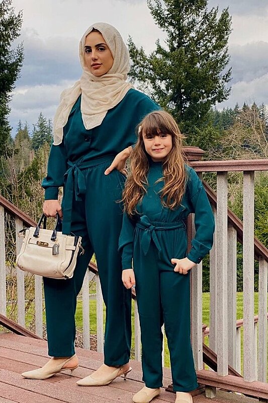 بالصور: أجمل إطلالات الأمهات مع بناتهن بنفس الملابس