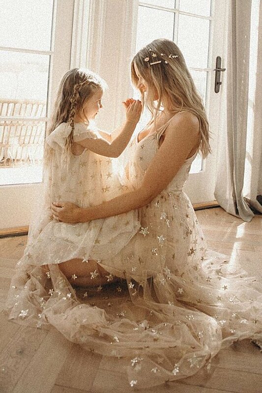 بالصور: أجمل إطلالات الأمهات مع بناتهن بنفس الملابس