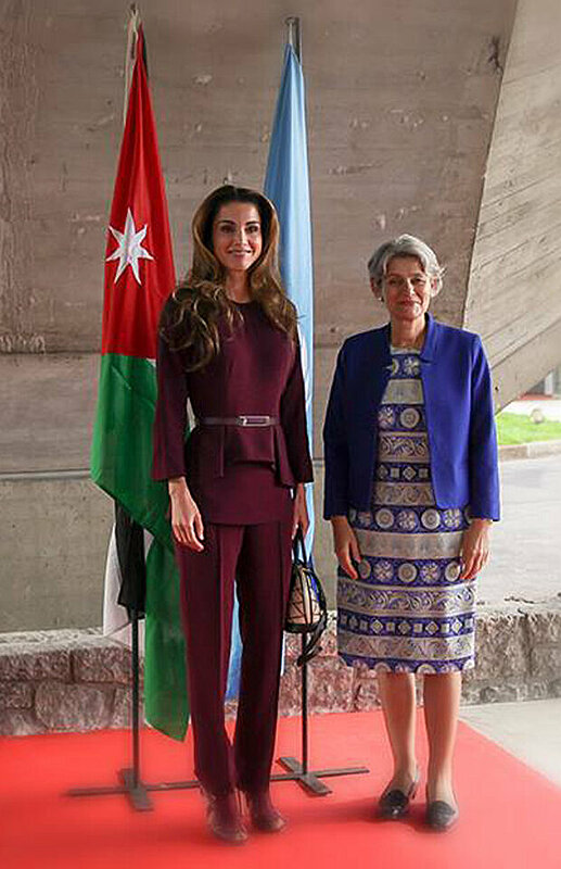 بالصور: إطلالة الملكة رانيا أثناء زيارتها لمنظمة اليونسكو