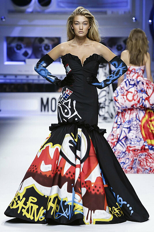 شخصيات لوني تونز تتصدر أزياء موسكينو لخريف شتاء 2015