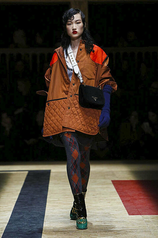 أحزمة الكورسيه تتصدر أزياء برادا لشتاء 2016