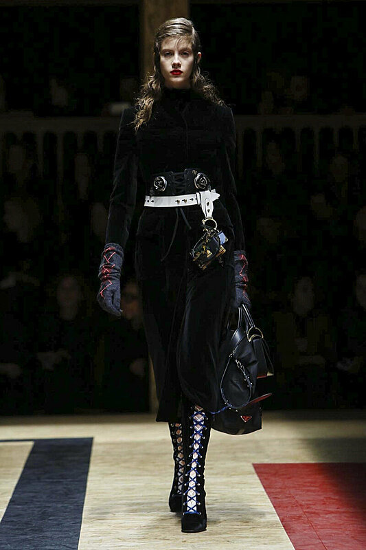 أحزمة الكورسيه تتصدر أزياء برادا لشتاء 2016