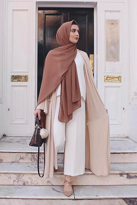 استلهمي إطلالات حجاب رائعة من مدونة الموضة "زارا"