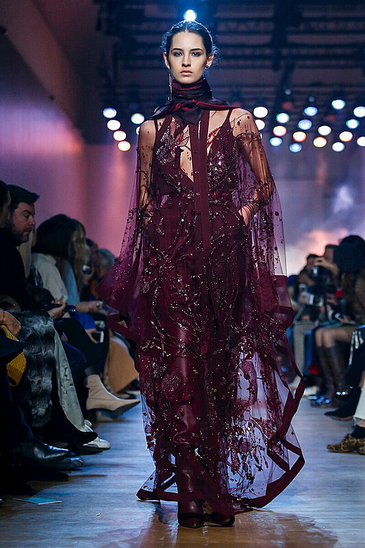 إذا كنتِ تبحثين عن تصميم فريد لا تفوتي عرض أزياء إيلي صعب لشتاء 2019