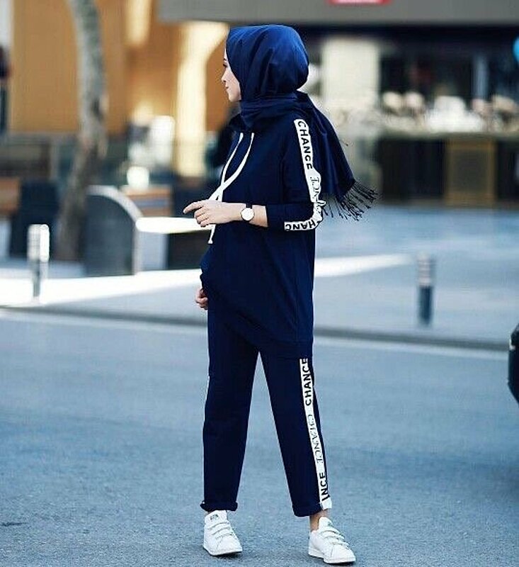 كيف يمكنك ارتداء البنطلون ذو الخطوط الجانبية مع الحجاب؟