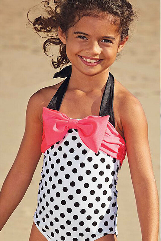 أكثر من ٤٠ صورة لموديلات ملابس أطفال بنات على البحر