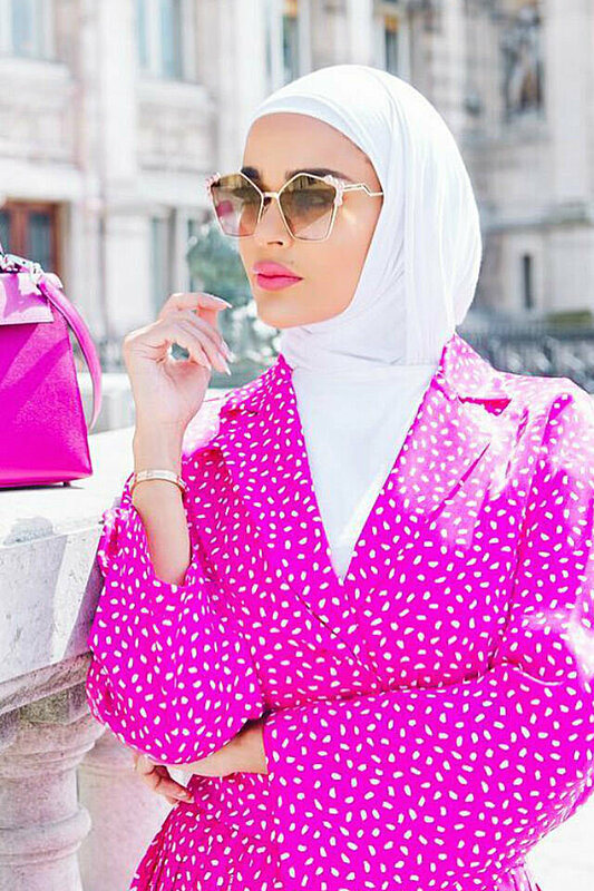 ٢٠ صورة من مدونة الموضة مريم تساعدك في تنسيق الطرحة البيضاء مع ملابسك
