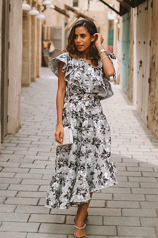 الفساتين الصيفية اختيارك لإطلالة مليئة بالحيوية على طريقة نادية حسن