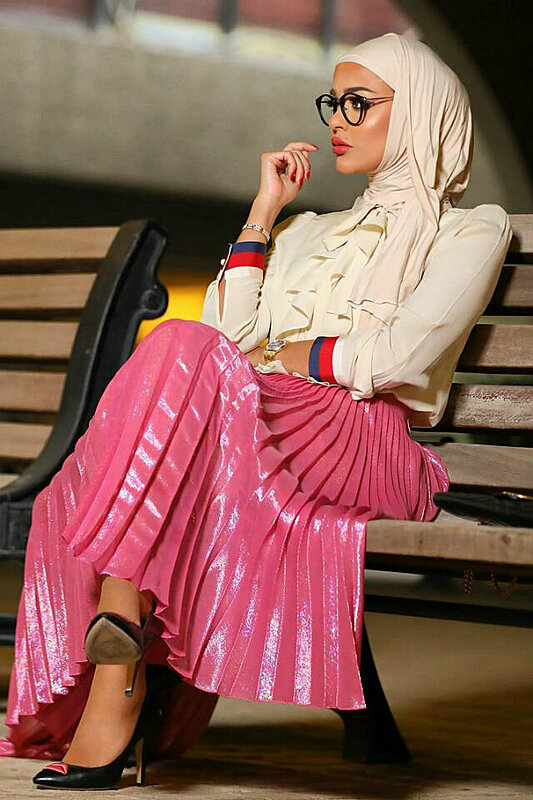 أبرز إطلالات مدونة الموضة الخليجية مرمر محمد بصيحة الميتالك العصرية