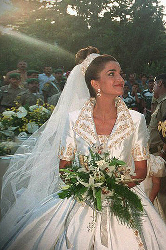 لماذا لا تلقي نظرة على فساتين زفاف الملكات العرب على مر السنين!