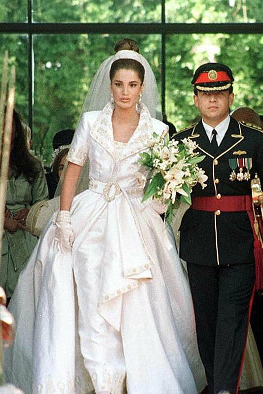 لماذا لا تلقي نظرة على فساتين زفاف الملكات العرب على مر السنين!