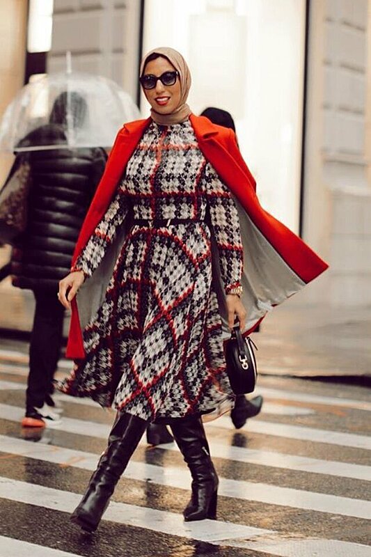 أفكار لتنسيق الفساتين الشتوي للمحجبات على طريقة مدوني الموضة