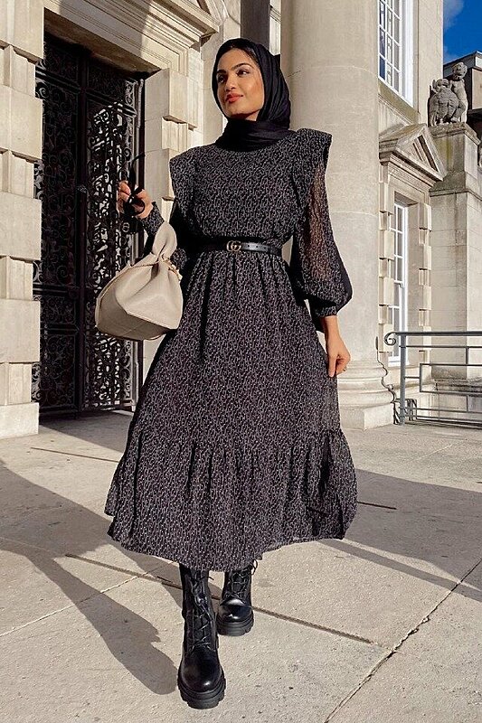 أفكار لتنسيق الفساتين الشتوي للمحجبات على طريقة مدوني الموضة