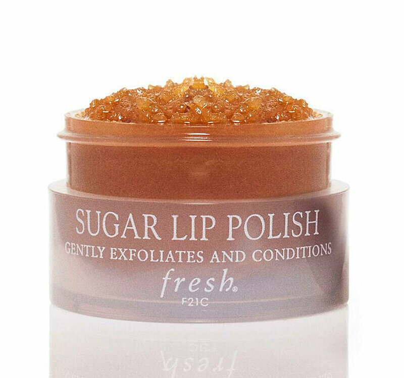 6 Natural Lip Scrub Recipes and the Best Options in Stores