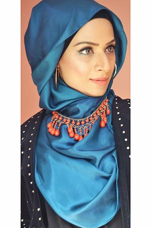 كيف ترتدين الأعقاد الكبيرة مع الحجاب؟
