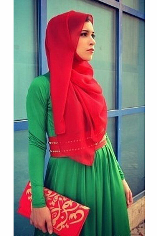 الأحمر مع الحجاب... أناقة أم مبالغة؟