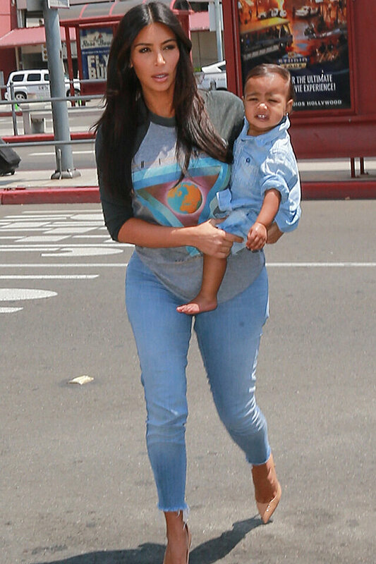 أجمل إطلالات كيم كارداشيان مع ابنتها