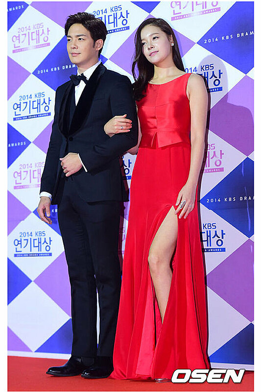 أجمل إطلالات الفنانات الكوريات في حفلات توزيع جوائز الدراما الكورية 2014