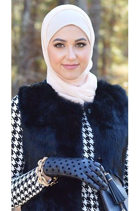طرق جذابة لارتداء الفساتين مع الحجاب بأناقة في الشتاء