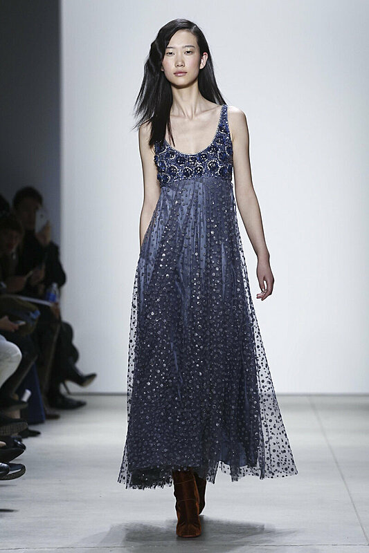 الفساتين اللامعة تسيطر على عرض أزياء جيني بيكهام لشتاء 2016