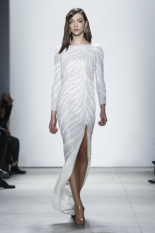 الفساتين اللامعة تسيطر على عرض أزياء جيني بيكهام لشتاء 2016