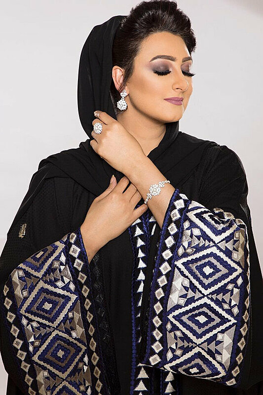 هيفاء حسين تمزج بين العباية والفساتين السواريه بشكل عصري