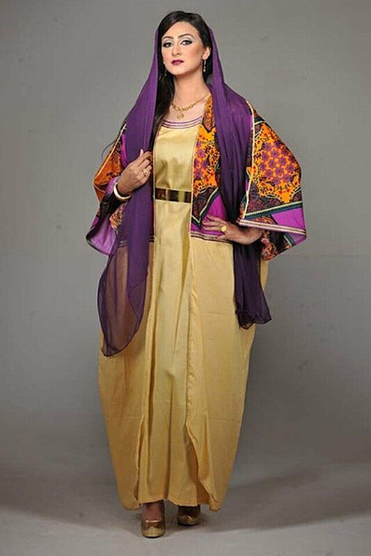 هيفاء حسين تمزج بين العباية والفساتين السواريه بشكل عصري