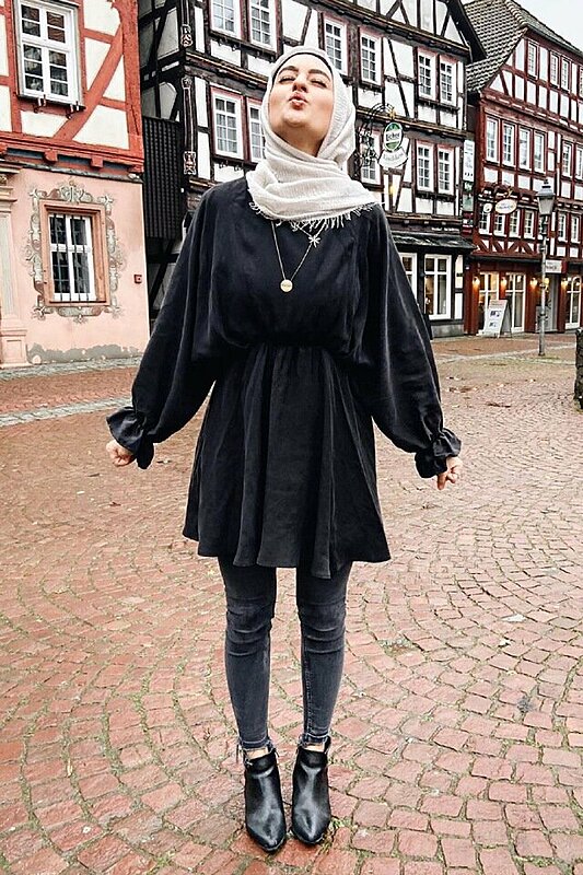 للمحجبات الجدد: طرق تنسيق الفساتين الكاجوال القديمة مع الحجاب