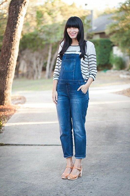 How to Wear Denim Overalls During Pregnancy