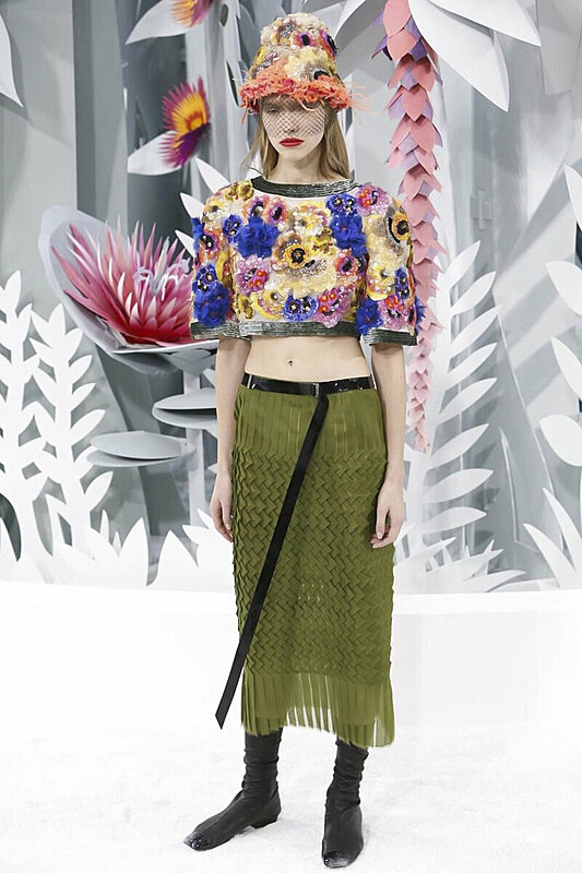 بستان زهور يكتسح أزياء شانيل للهوت كوتور ربيع 2015