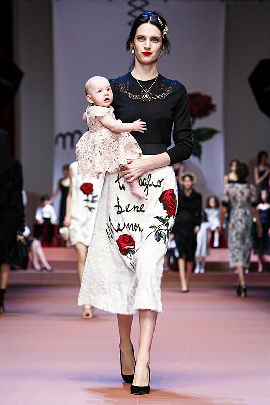 أمهات، أطفال وزهور تملأ عرض أزياء دولتشي آند غابانا لشتاء 2015