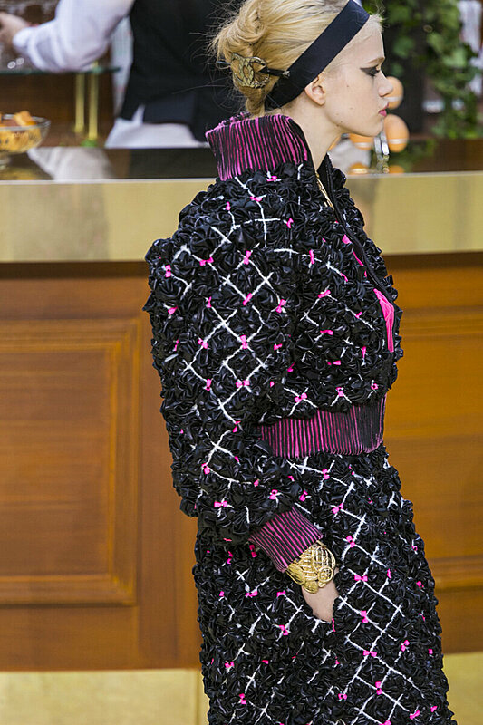جرأة الإكسسوارات في عرض أزياء شانيل لخريف 2015