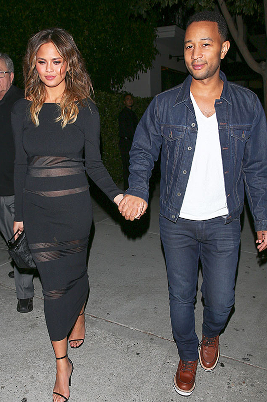 Chrissy Teigen: A Supermodel With a Beautiful Pregnancy Style
