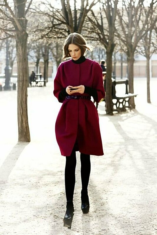٢٣ طريقة لتنسيق ملابسك باللون البرغندي هذا الشتاء