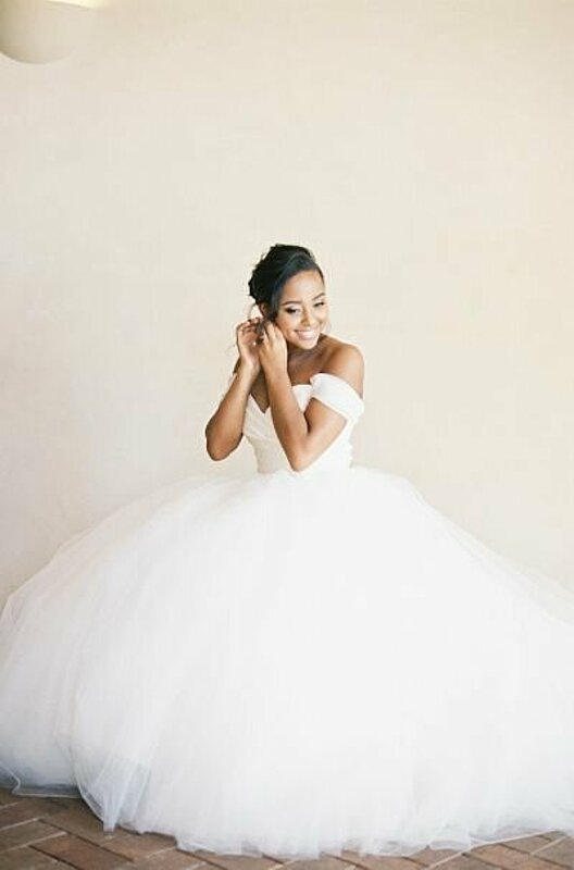 بالصور: موديلات فساتين زفاف بكتف متساقط ستلهمك
