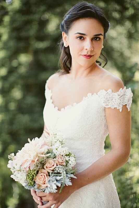 بالصور: موديلات فساتين زفاف بكتف متساقط ستلهمك