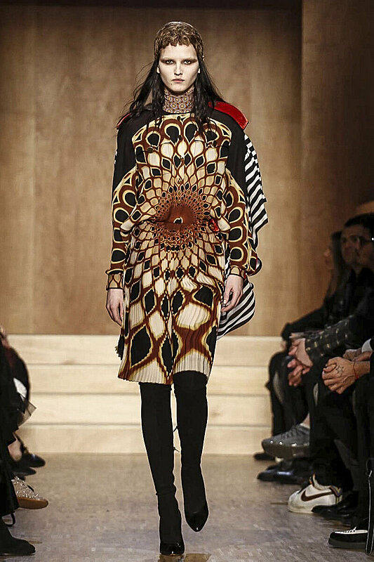 أزياء مستوحاة من الحضارة الفرعونية تقدمها دار جيفنشي لشتاء 2016