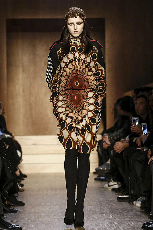 أزياء مستوحاة من الحضارة الفرعونية تقدمها دار جيفنشي لشتاء 2016